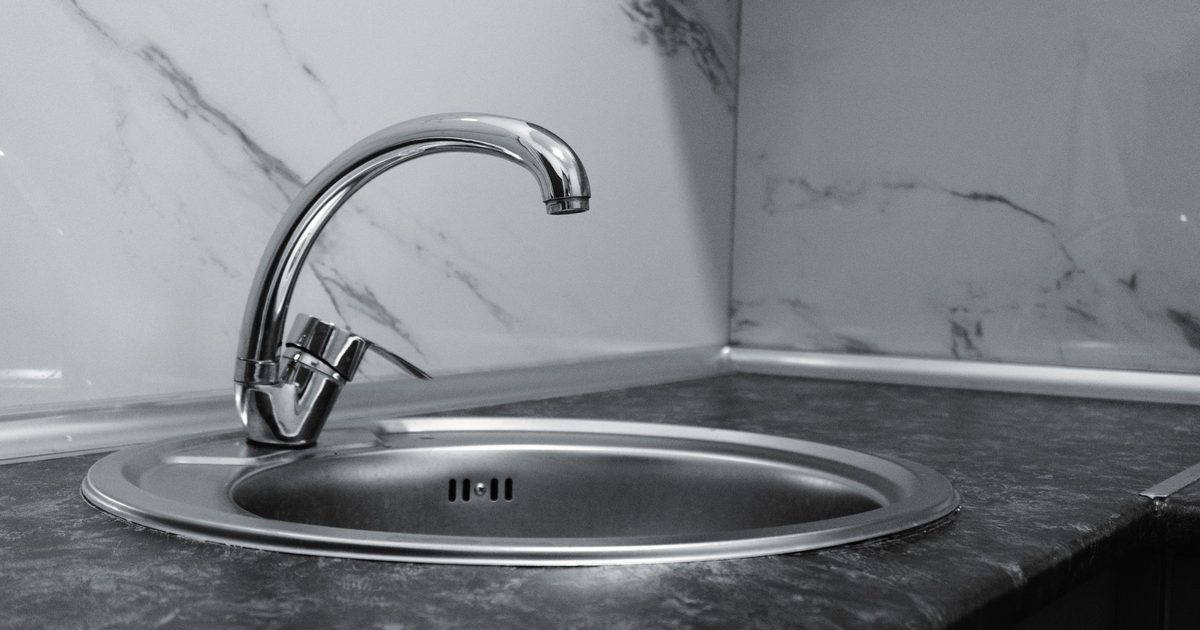 Stainless steel kitchen sink and faucet with no water running